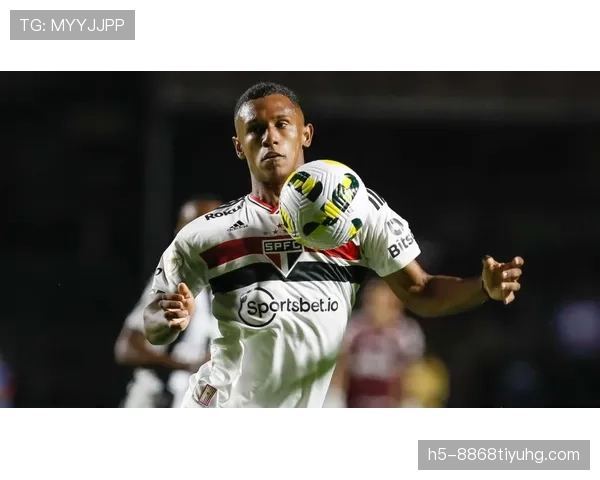 维尼修斯 vs 马丁内利：巴西边锋成长路径分化分析