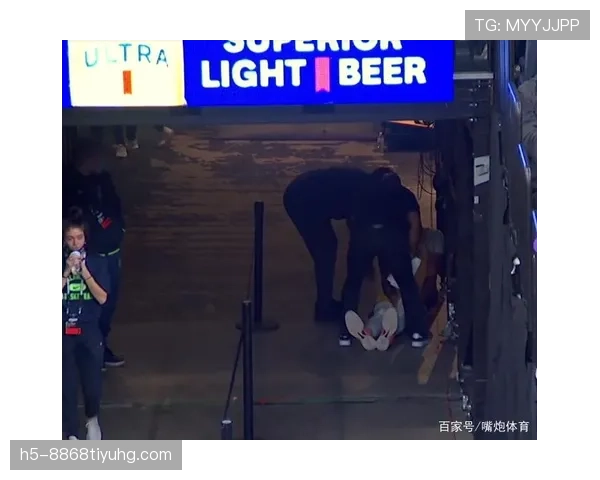 推人犯规判罚细节解析：何时是争议点？裁判如何判定_